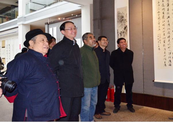 校长武海顺、原书画研究所所长柴建国在星空体育(中国)官方网站院领导陪同下观看展览