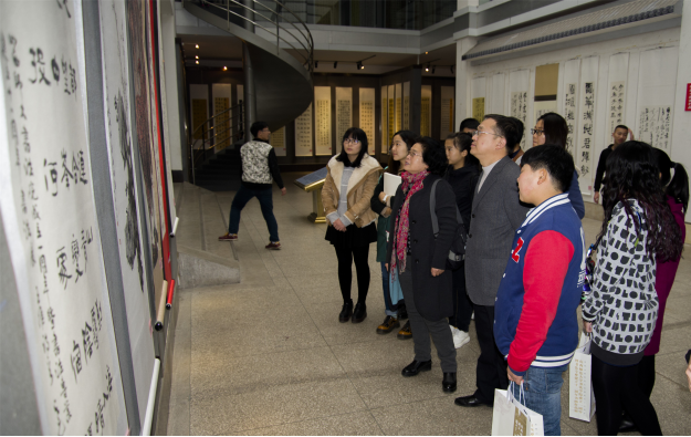 副校长闫桂琴在校书协主席、校办主任薛珠峰陪同下观看展览