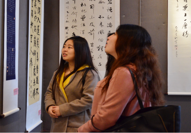 学生们在观看展览