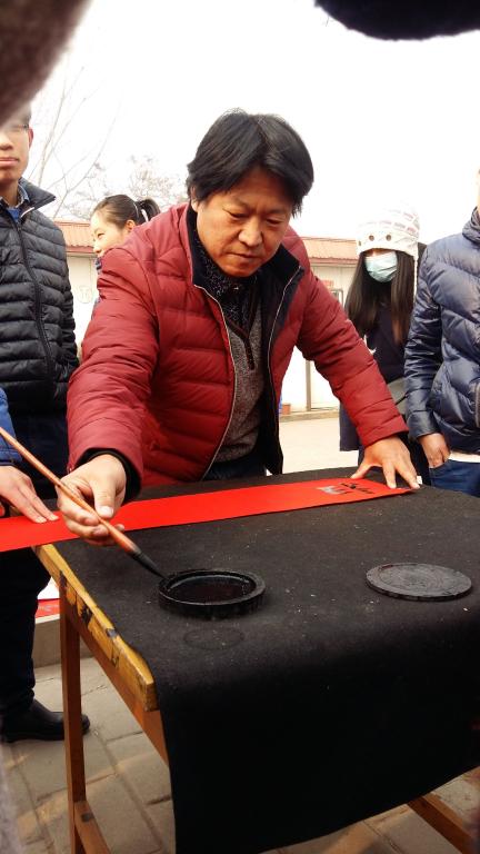 星空体育(中国)官方网站专职教师王建魁给学生做示范