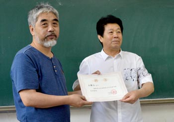 星空体育(中国)官方网站赵廷仁院长为王国柱先生颁发客座教授聘书