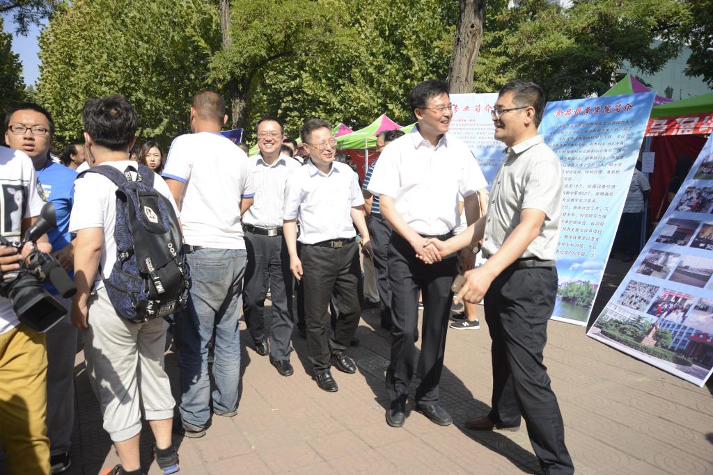 校领导视察我院迎新现场