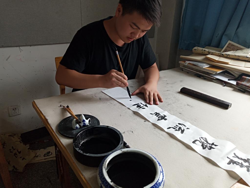 我院学生为革命先烈书写挽联